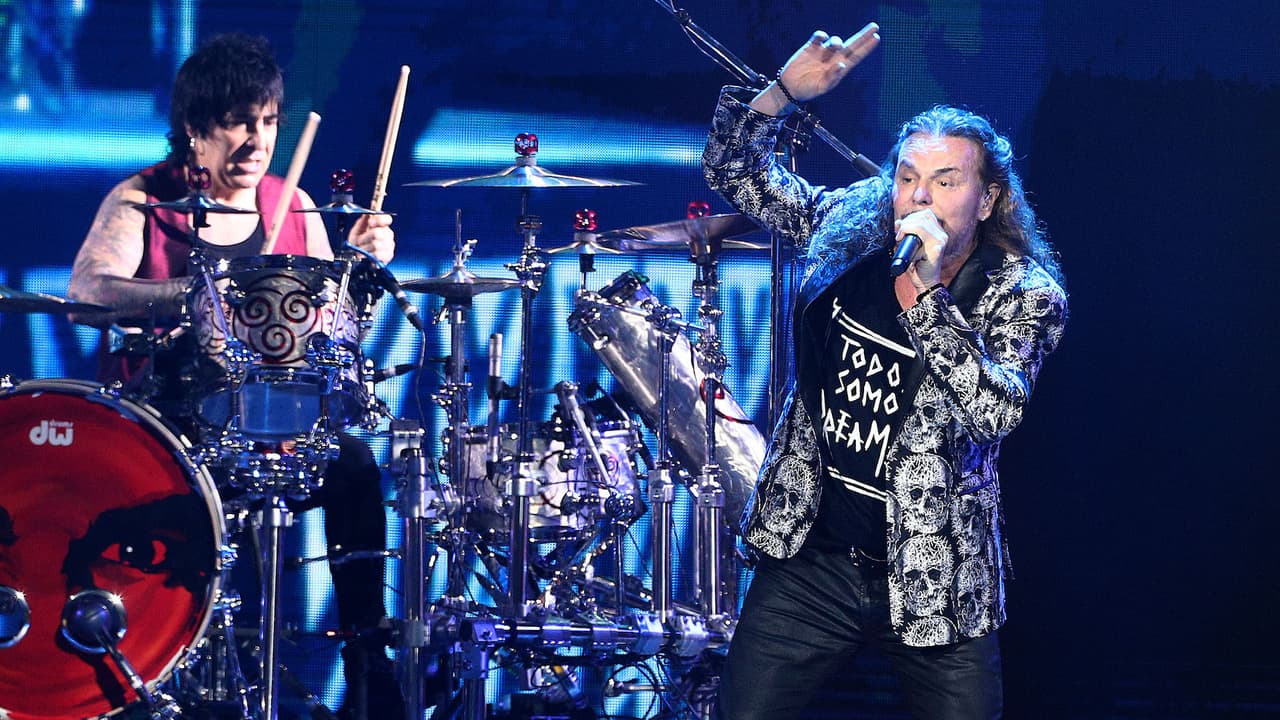<b>Maná en concierto</b>
<br>La famosa banda de pop rock mexicana, conocida por canciones como ‘Amor Clandestino’ y ‘Rayando el Sol’, estarán en el Allstate Arena, listos para que los residentes de Chicago y alrededores disfruten. Tocarán a las 8:00 de la noche, así que apúrate con los boletos, 
<a href="https://www.vividseats.com/concerts/mana-tickets.html?regionId=57&utm_source=google&utm_medium=cpc&utm_campaign=Concerts+LN&utm_term=mana+chicago&vkid=9861294&gclid=Cj0KCQjw0IDtBRC6ARIsAIA5gWuOugn5EMFROw4_d1XtmhKMW-17eTfPh2mCWBfkAgZLF_W78nG18UwaAq5pEALw_wcB" target="_blank">que podrás comprar dando click aquí</a>, si es que no se han acabado.