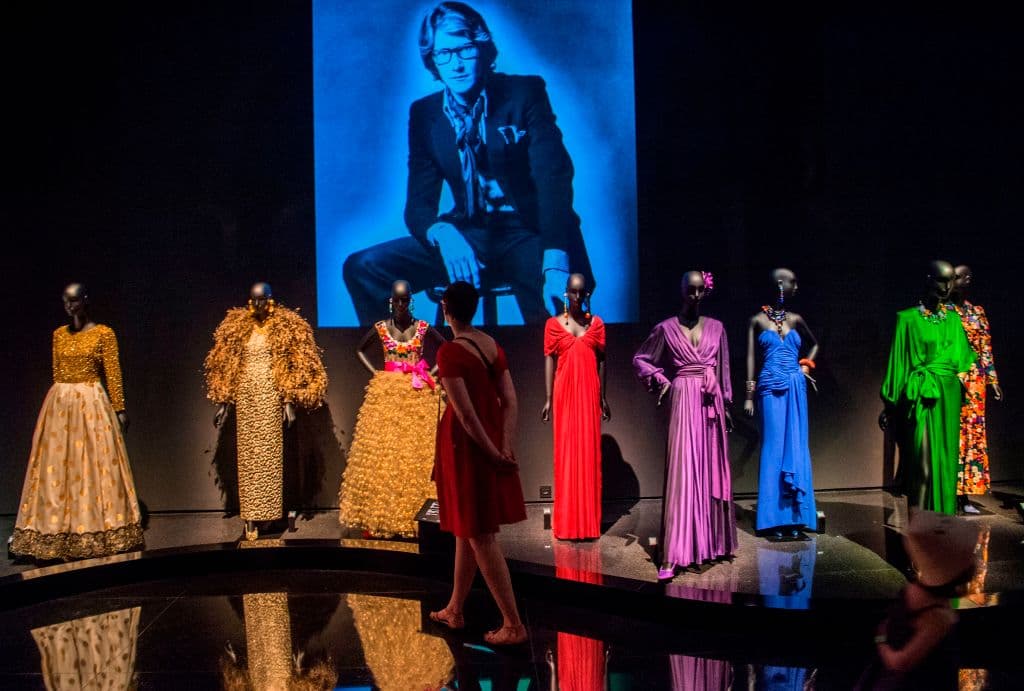 El diseñador pasó mucho tiempo en este país, el cual le sirvió de inspiración para sus creaciones y, dentro, se encuentran algunas de las piezas más icónicas del famoso como el vestido Mondrian o la chaqueta safari.