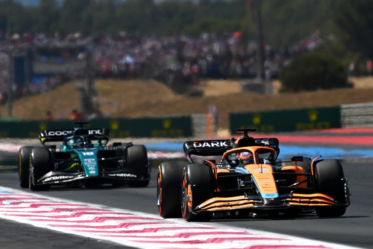 Max Verstappen conquistó el Gran Premio de Francia por delante de Lewis Hamilton y George Russell. Checo Pérez fue cuarto y Charles Leclerc tuvo que abandonar la carrera tras un impactarse con el muro.
