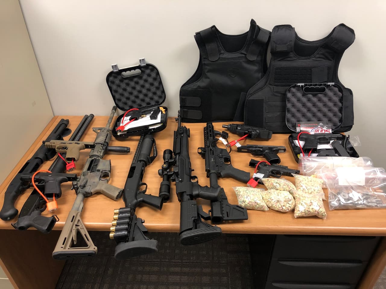 Operativo en casas de Georgia termina con varios detenidos y decomiso de armas y drogas.