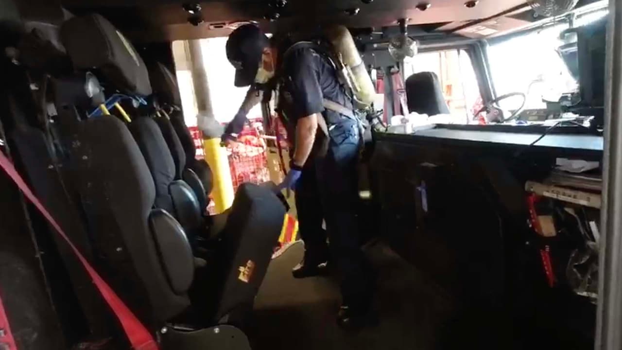 La desinfección incluye por supuesto el interior de las unidades de bomberos para que estén libres del coronavirus y otros gérmenes y bacterias.