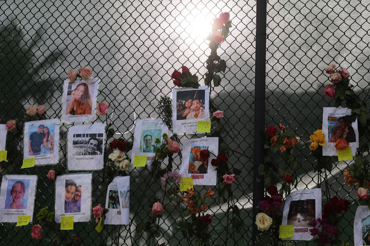 Las hojas con las fotos y la información de los desaparecidos se han convertido en uno de los símbolos de esta tragedia, en la que todavía no hay noticias de 159 personas, mientras que ya se ha confirmado que 4 perdieron la vida.