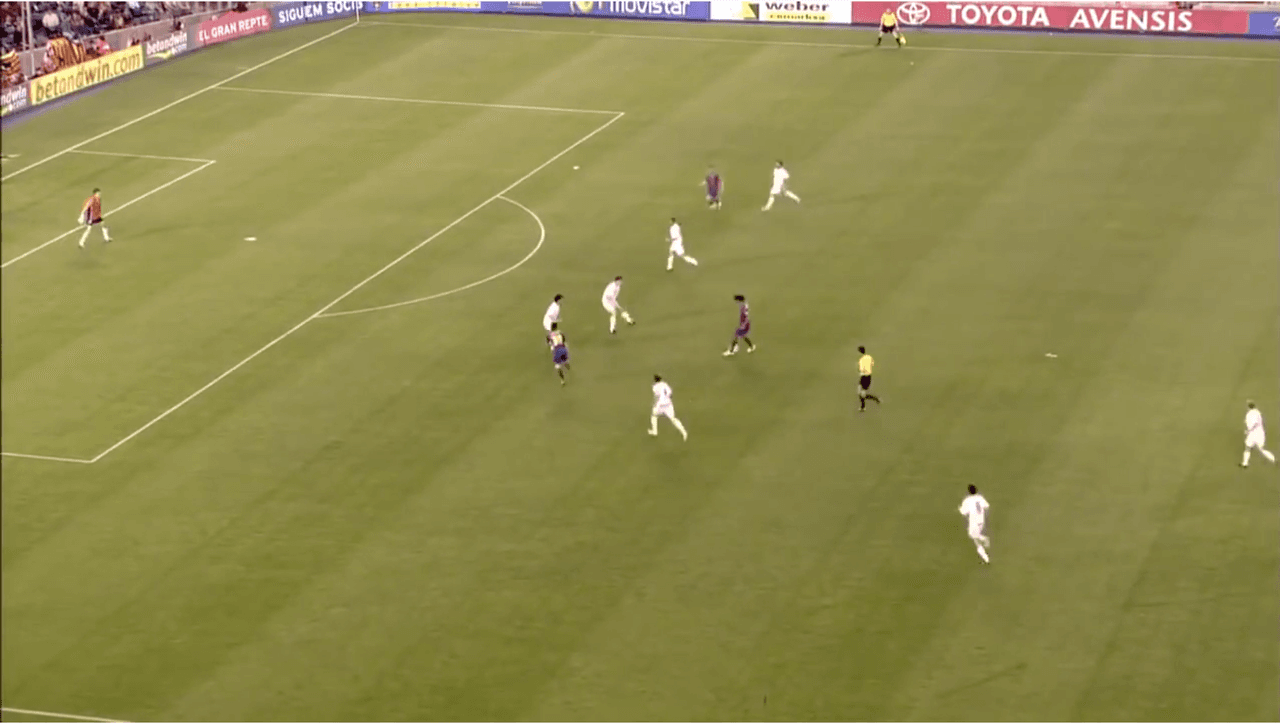 <b>A dos toques</b>
<br>Ronaldinho ya tenía en mente lo que iba a hacer, controló el balón y rápidamente ‘cuchareó’ la de gajos al espacio, con toda la ventaja para Messi.