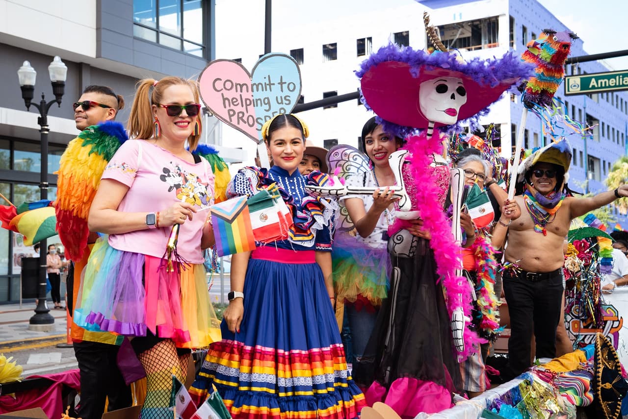 El festival y desfile "Come Out Pride Orlando" reunió el sábado 15 de octubre a miles de personas en el Parque Lake Eola que celebraron la diversidad y el Orgullo de la comunidad LGBTQ+ de Florida Central.