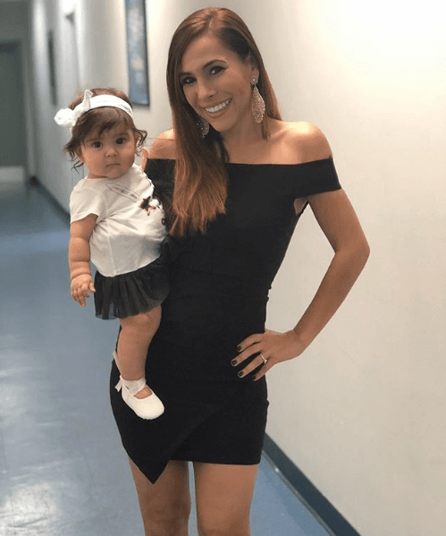 Vela comparte entre las consolas, la radio y sus obligaciones familiares al lado de su esposo y su hermosa hija.