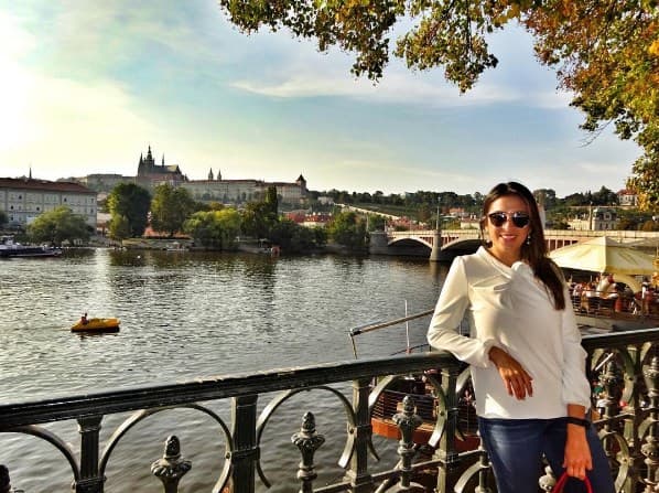 Las vacaciones de Maity iniciaron en Praga, la capital de la República Checa. Por su belleza y patrimonio histórico, es una de las veinte ciudades más visitadas del mundo.