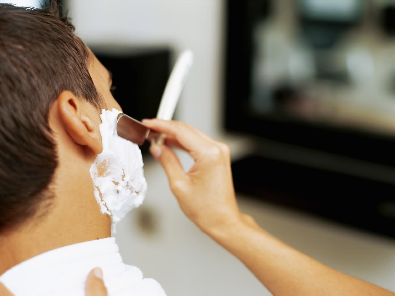 Las barberías han vuelto a surgir y está en tendencia tener la barba bien cortada, así que aprovecha y regálale a tu papá un corte de barba profesional.