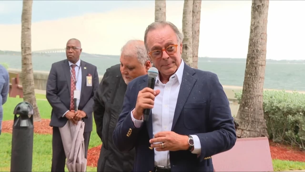 Habla cubanoamericano tras las vallas que tildan de traidores a congresistas del sur de Florida