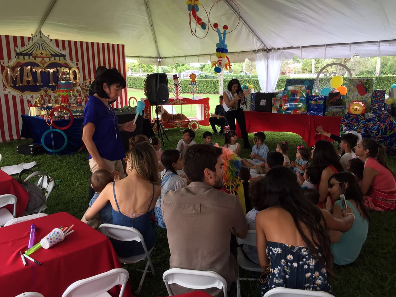 Nuestra primera reina celebró el primer cumpleaños del pequeño Matteo por todo lo alto con una divertida temática circense. Rodeados de amigos y familiares Alejandra y Aníbal lucieron felices junto a su hijo en una celebración que jamás olvidarán.
