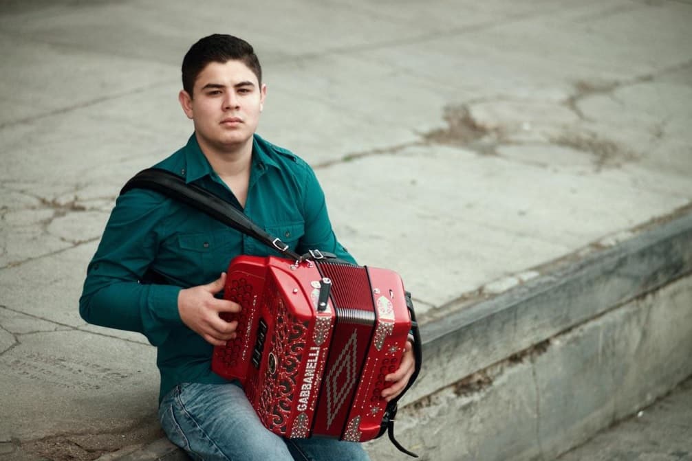 ¿Recuerdan el escándalo de Alfredito Olivas? Fue atacado la madrugada del sábado 7 de marzo mientras se presentaba en La Hacienda de Parral, en Chihuahua, México.