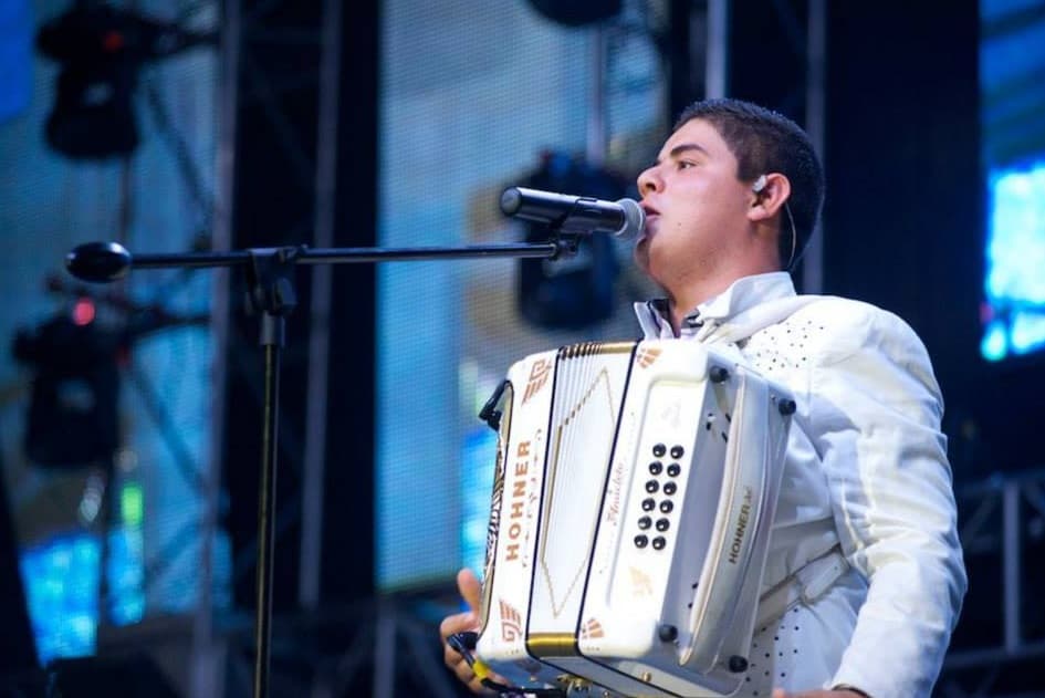 El músico de corridos recibió tres balazos de los ocho que fueron lanzados al escenario.