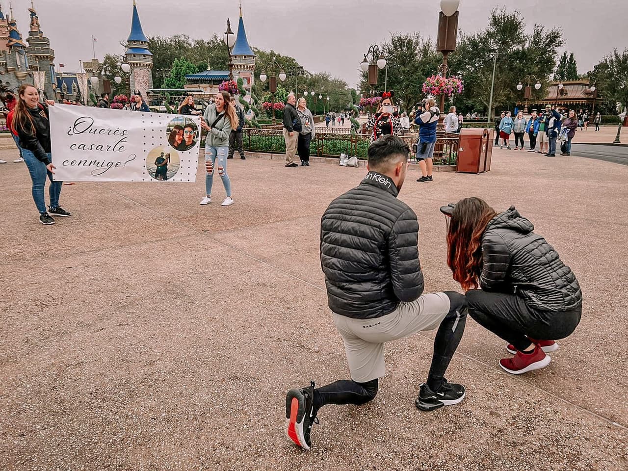 Bárbara Khabbaz y Hernán Segovia, una pareja hispana de Florida, 
<a href="https://www.univision.com/local/miami-wltv/fue-a-disney-por-primera-vez-y-sorpresivamente-le-propusieron-matrimonio-en-el-parque-video">tenían la ilusión de ir juntos a Disney. </a>
<br>