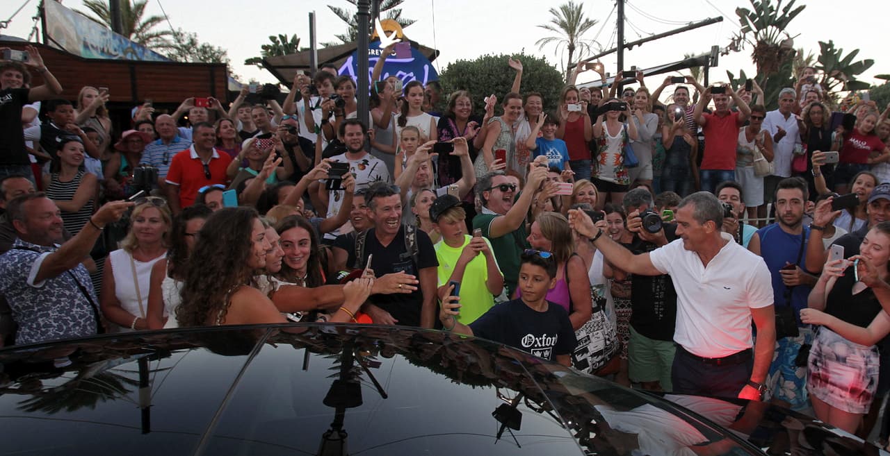 Antonio Banderas fue recibido entre aplausos en Puerto Banús, Málaga.