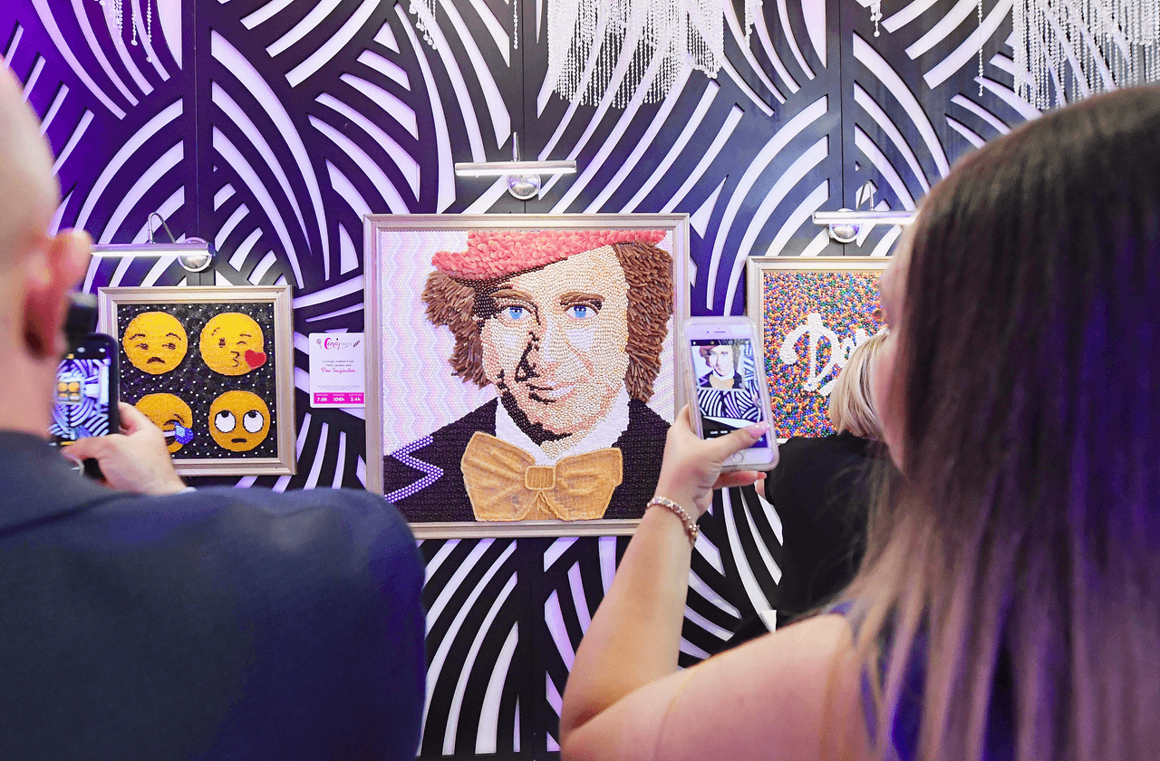 <b>Candytopia</b>
<br>Aventura Mall, Nivel 3, Treats Food Hall
<br>19501 Biscayne Boulevard Spc 2976
<br>Miami, FL 33180
<br>(844) 779-3387
<br>
<br>
<a href="https://www.candytopia.com/miami" target="_blank">https://www.candytopia.com/miami</a>
<br>
<br>Ubicado en Aventura Mall, Candytopia es el sueño de todos los niños. Esta experiencia interactiva incluye muchas oportunidades divertidas para tomar fotos, comer muestras de dulces deliciosos e incluso saltar dentro de un enorme pozo de espuma. Las entradas deben comprarse por adelantado ya que no están disponibles en la puerta. Este es un evento de tiempo limitado con entradas a la venta hasta el 22 de marzo, ¡así que no se pierda esta dulce oportunidad!
<br>
<br>Entradas
<br>Adultos: $28
<br>Niños (4-12): $20
<br>Menores de 3 años entran gratis.
<br>
<br>
<br> 
<br> 
<br>