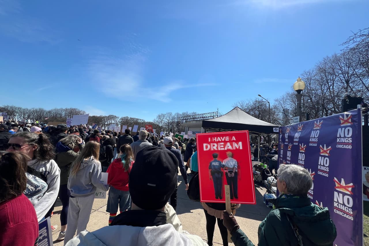 "Tengo un sueño", en referencia a la icónica frase de Martin Luther King Jr. aparece en un cartel que juega con la imagen de Trump siendo arrestado.