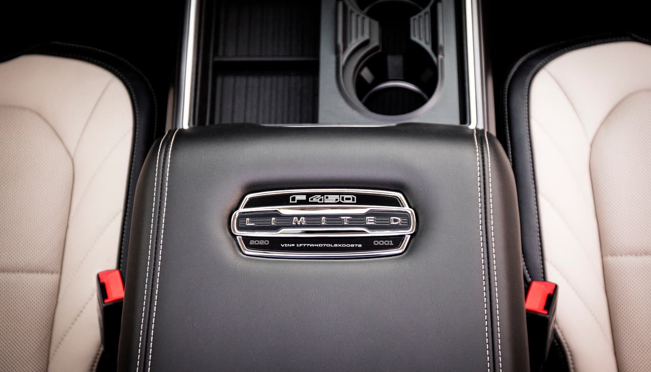 Cada unidad de la Ford Serie-F Super Duty F-450 Limited viene
<b> numerada de fábrica</b>, y tal numeración viene prominentemente inscrita junto con el número de identificación del vehículo, o VIN, en una placa conmemorativa en el descansabrazos delantero central.