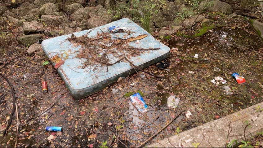 2. La ciudad de Austin y sus socios ayudaron a 15 personas a mudarse de un campamento con alto riesgo de inundaciones e incendios en un parque de la ciudad cerca de Old San Antonio Road en el sur de Austin a un refugio temporal.