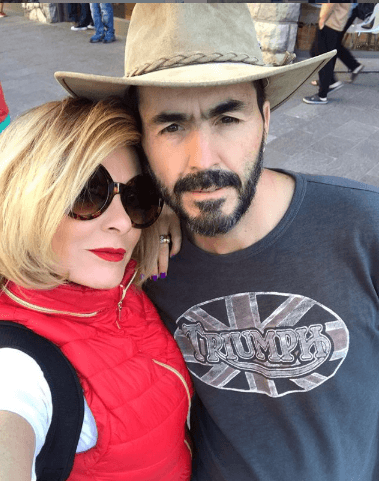 Desde aquella proposición, Roxanna y Luis son inseparables. Sin embargo, a principios de año, la actriz aclaró para una revista que él será quien deba darle el anillo de compromiso. “Yo me le declaré. Ya nos habíamos besado y pensé: ‘No vaya a ser que este quiera una amiguita cariñosa y un día le propuse: ‘¿Quieres ser mi novio?’, y muerto de risa me dijo: ‘Sí’”, aseguró a TVNotas.
<br>