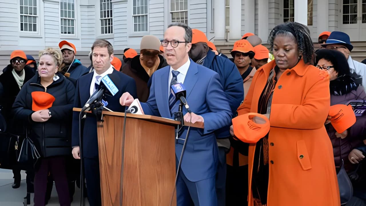 Como candidato independiente destaca 
<b>Jim Walden</b>, abogado especializado en derecho antimonopolio y gubernamental, quien anunció su candidatura en octubre de 2024. Walden cuenta con experiencia como fiscal federal en el Distrito Este de Nueva York entre 1993 y 2002.
<br>
<br>
<b>Sitio:</b> 
<a href="https://www.jimfornyc.com/">https://www.jimfornyc.com/</a>