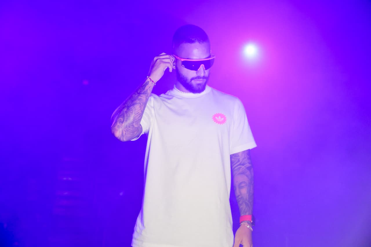 Maluma ensayó un par de veces en la tarima del Watsco Center. Primero lo hizo con esta camiseta blanca.
