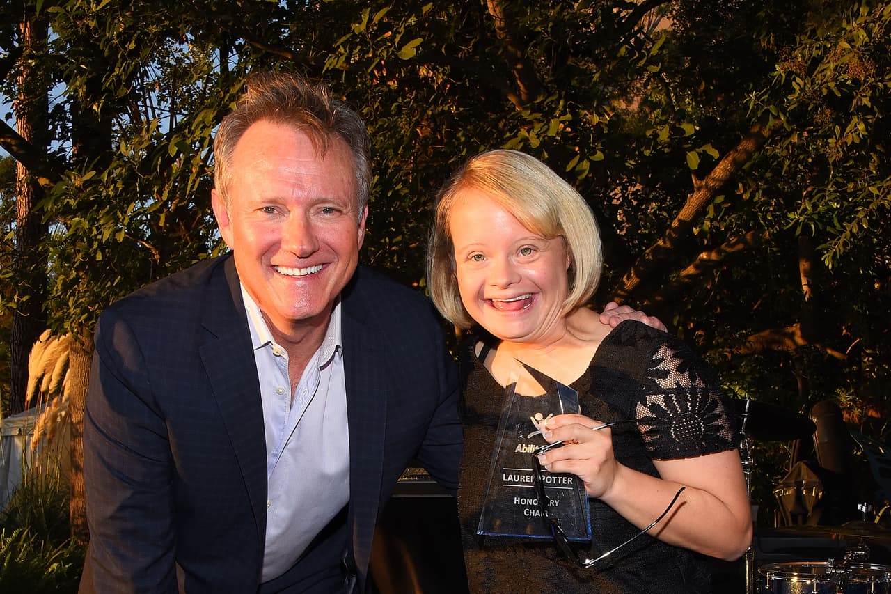 <b>Lauren Potter</b> (en la imagen, junto a Jeff Michael en 2017 en Pasadena, California), nacida en 1990, es conocida por su papel como Bekcy Jackson en el show televisivo Glee, donde interpreta el papel de una defensora de las personas con discapacidades. Más allá de las pantallas, Potter es
<a href="https://richmondmagazine.com/life-style/health/q-a-lauren-potter/" target="_blank">muy activa en la defensa de las personas con necesidades especiales</a> y contra el bullying infantil.