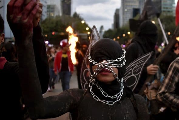 Algunos performance fueron parte de la multitudinaria manifestación.