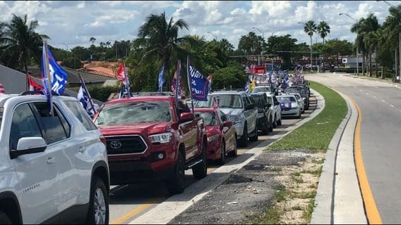 Los simpatizantes de Trump salieron en caravana desde el Tamiami Park con banderas y carteles en apoyo al presidente.
