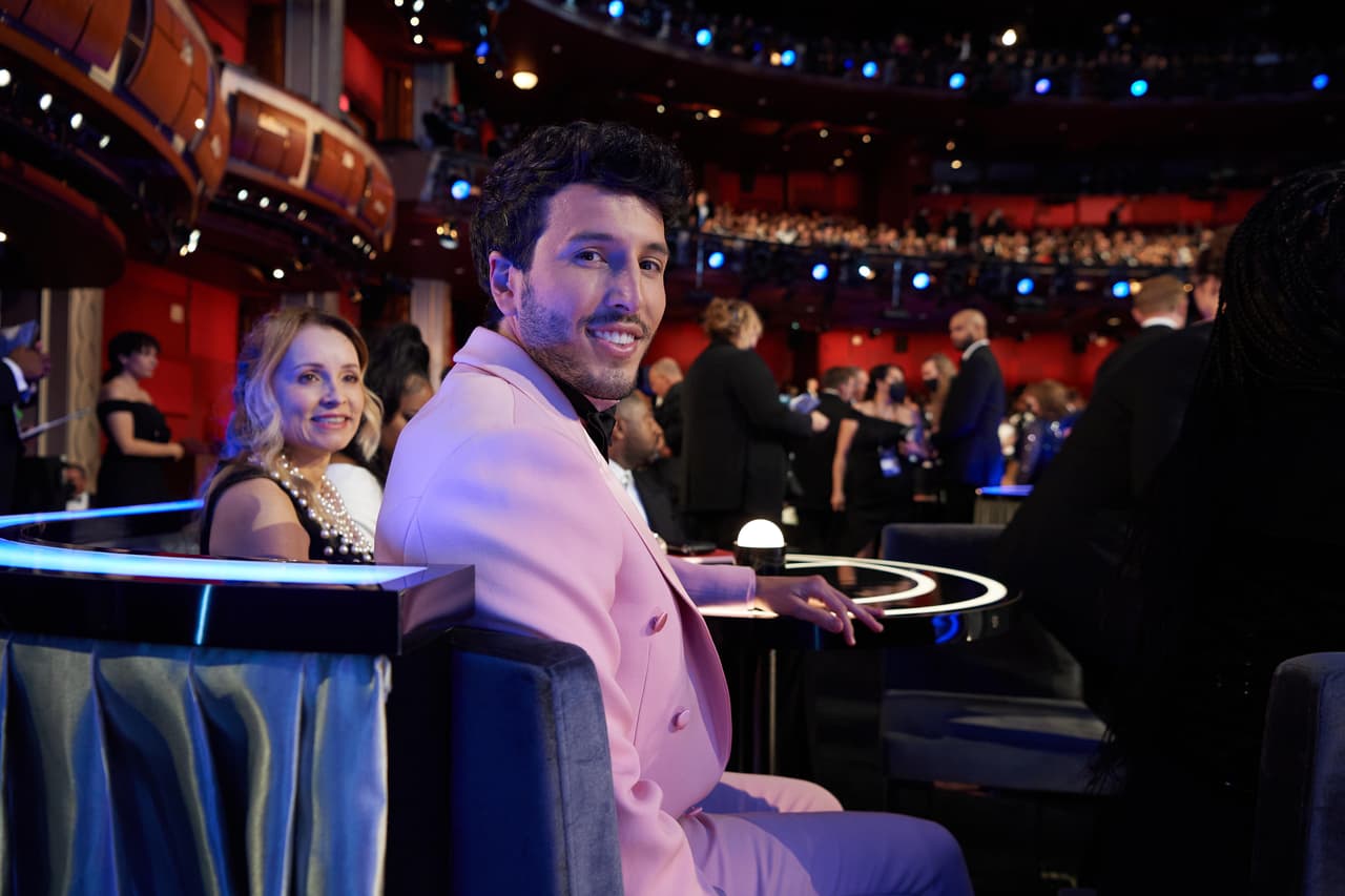 Más allá de lo que pasó, el fuera de cámaras de la televisión también arrojó grandes sonrisas como la de Sebastián Yatra, quien deslumbró en el escenario al cantar en la gala. 
<br>