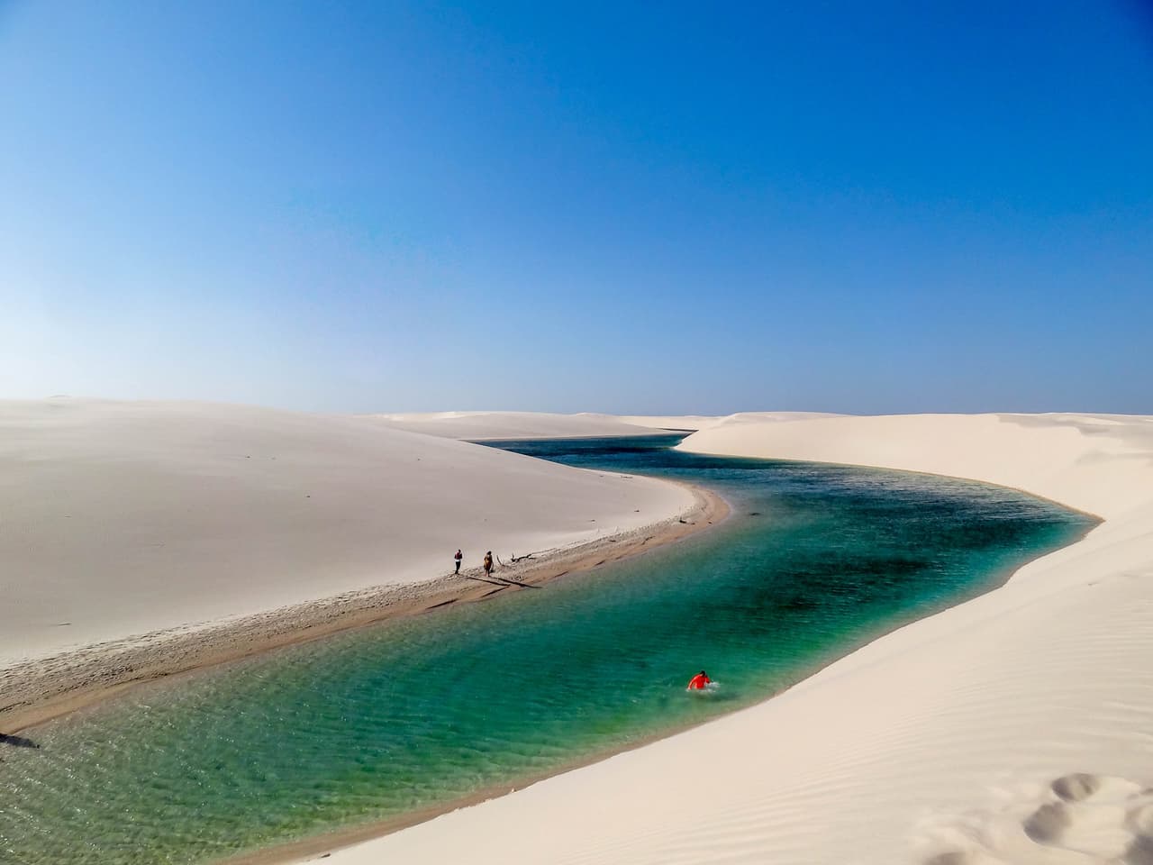 Las dunas de arena del Parque Nacional Lençóis Maranhenses. En la temporada de lluvias se llenan de lagunas temporales. Están ubicadas al noreste de Brasil.