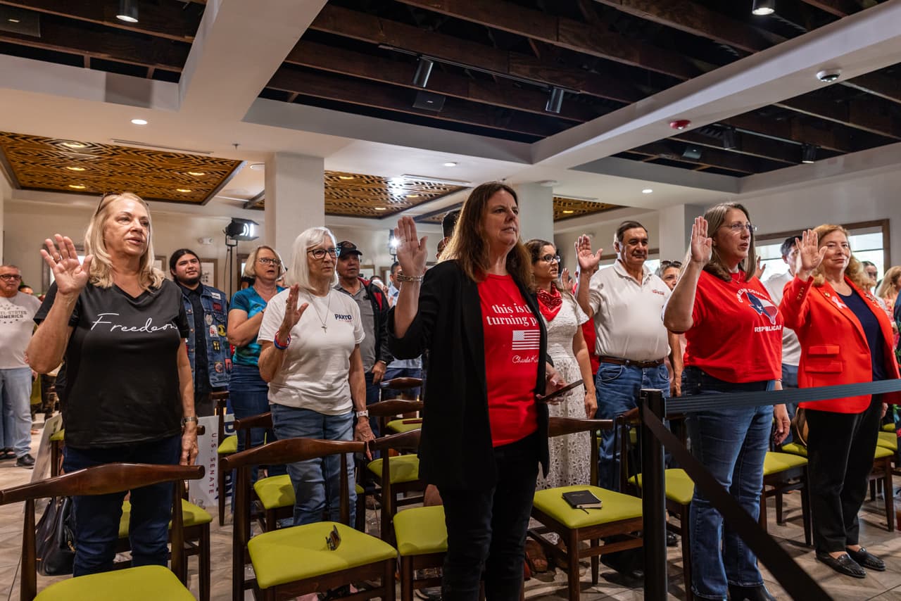 Entre los casos que su equipo utiliza para promover su trayectoria están una demanda contra Pfizer
<b> por presuntamente engañar a la comunidad sobre la vacuna contra el covid-19 y su participación en acuerdos con empresas vinculadas a la crisis de opioides</b>. Según la campaña, estos últimos representaron miles de millones de dólares para Texas.