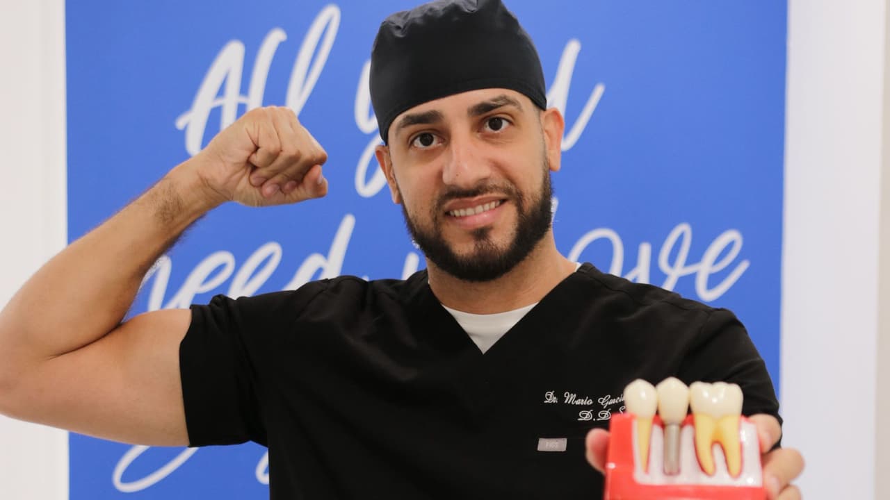 El Dr. Mario García también es profesor en Community Smiles, una institución sin fines de lucro.