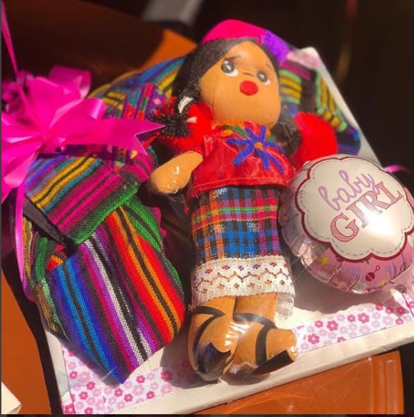 Y como su mamá es originaria de Guatemala, desde allá muchos de los seguidores de la banda La Trakalosa y de su líder Edwin Luna,le han enviado regalos y mensajes.