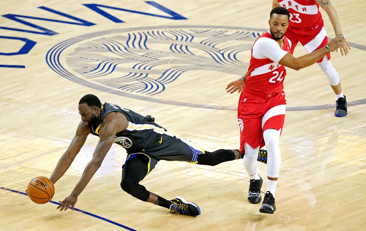 Los campeones se negaban a morir y cada balón era disputado con tal intensidad que aquí se ve a Draymond Green lanzarse con tal decisión.