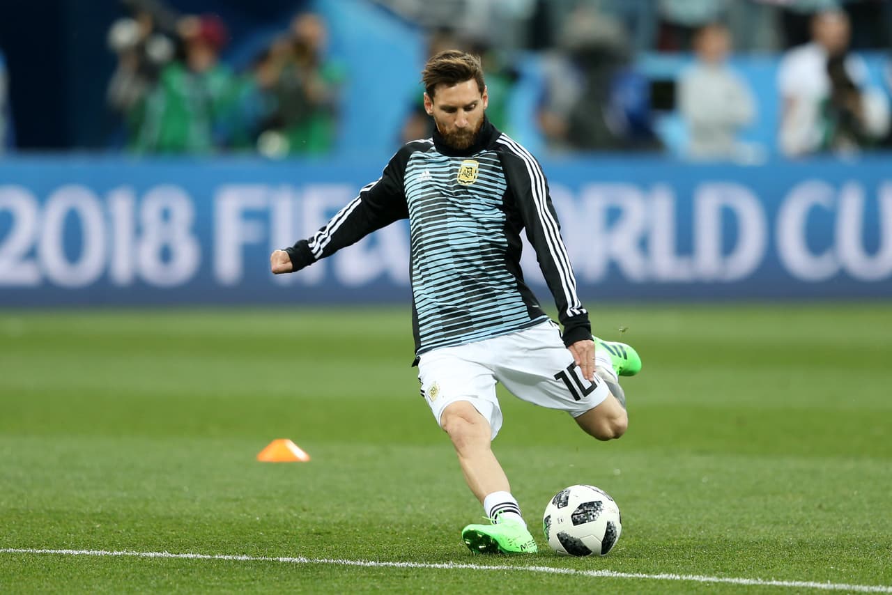 Afinando la puntería para marcar su primer gol en Rusia 2018.