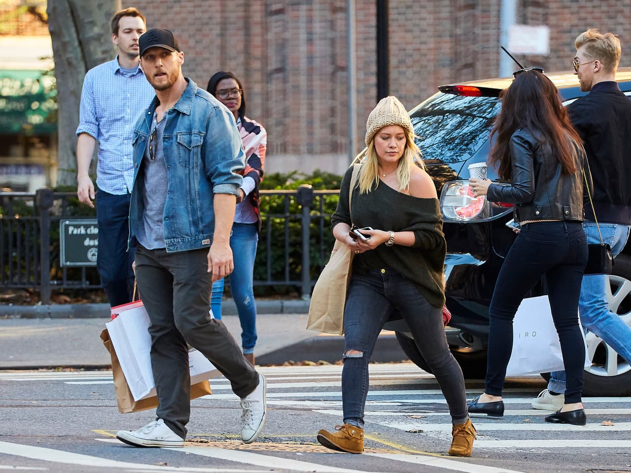 Al notar la presencia de las cámaras, Hilary soltó a su galán.