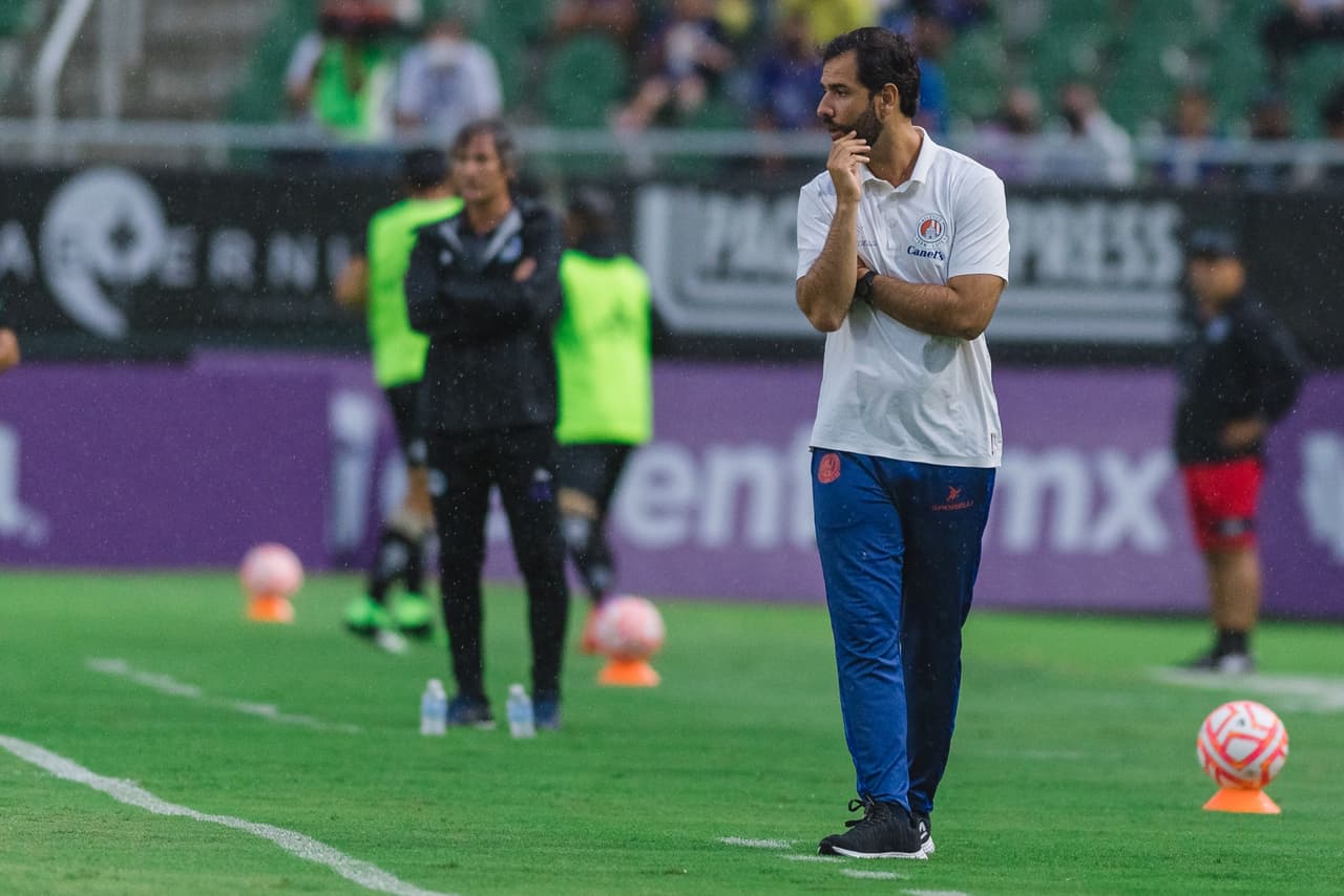 Mario Pérez, asistente de André Jardine, quien estaba expulsado, estuvo al frente del equipo.