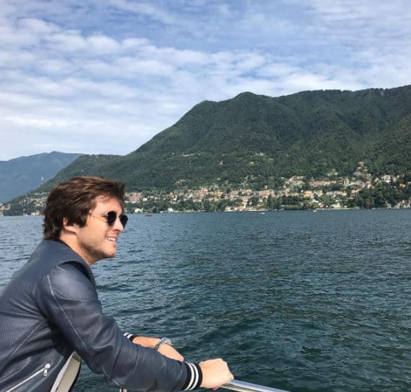 Durante sus vacaciones, el actor visitó Italia, lugar donde aprovechó para relajarse y admirar el Lago Di Como.