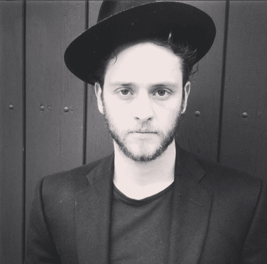 La música es su pasión y ha realizado varios conciertos y firmas de autógrafos.