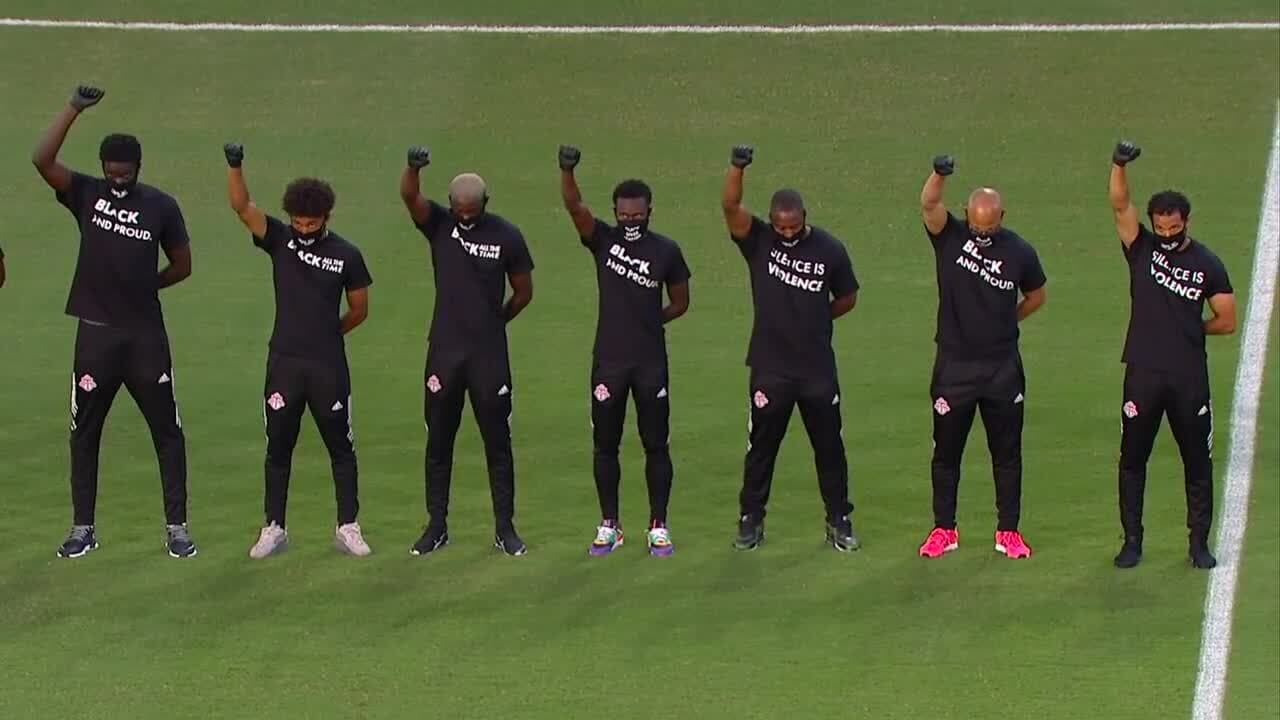 Así fue como los jugadores de la MLS rindieron homenaje y apoyaron al movimiento 'Black Lives Matter' momentos antes del pitazo inicial.