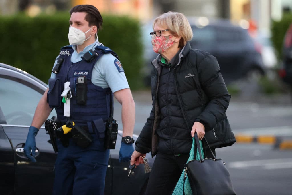 El comisario de la policía, Andrew Coster, explicó que, como otros días, este viernes los agentes siguieron los pasos del hombre desde su casa hasta el supermercado. El hombre tomó el cuchillo de la tienda. "Los equipos de vigilancia estaban todo lo cerca que podían para monitorear su actividad", declaró.