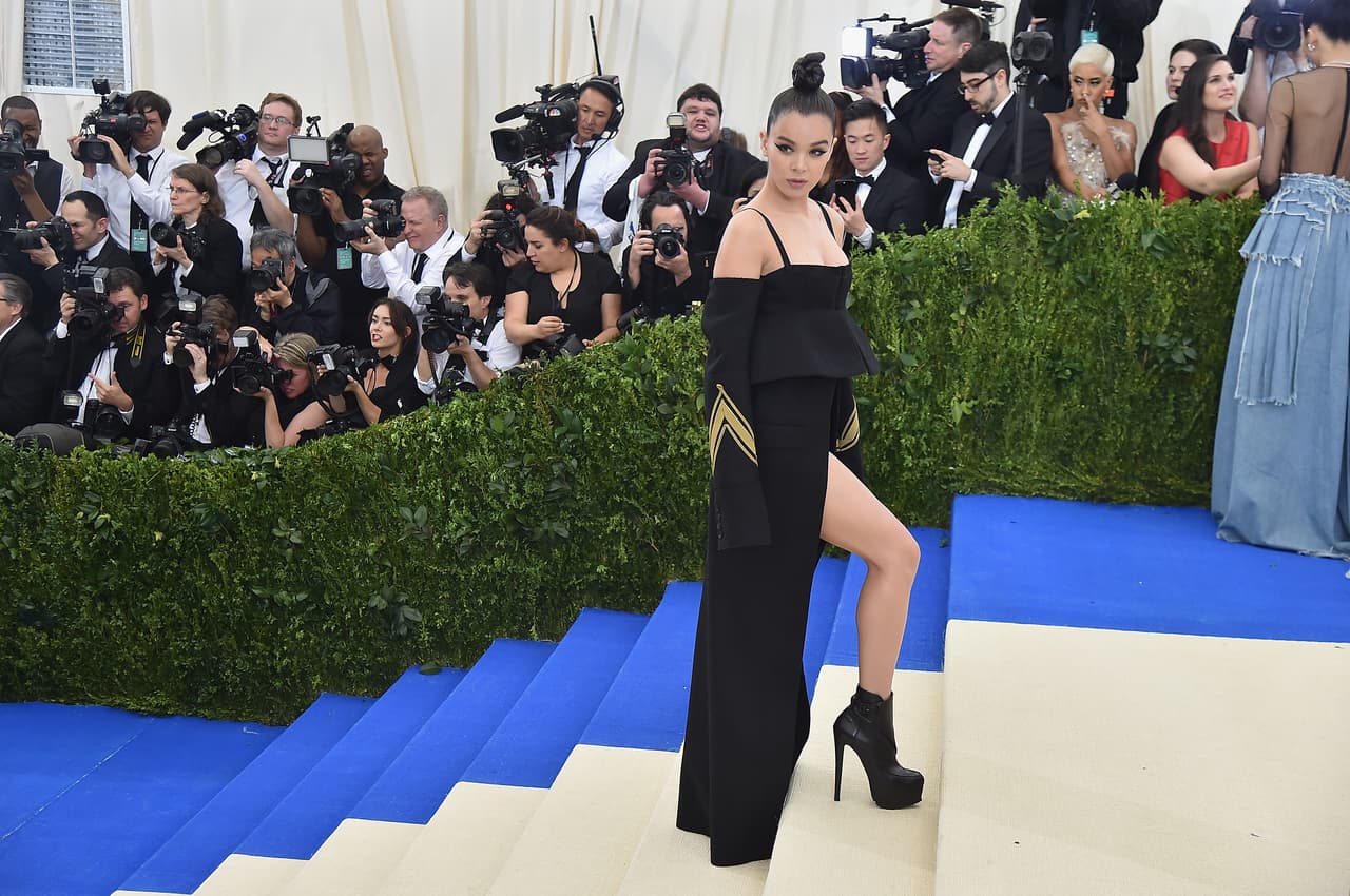 Hailee Steinfeld en el Met Gala 2017.