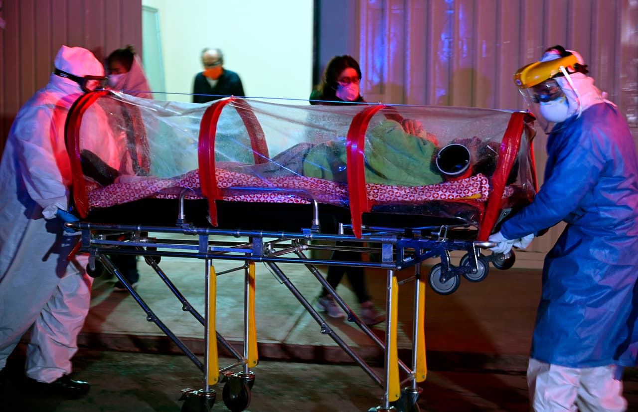 <h3 class="cms-H3-H3">CDMX: El epicentro</h3>
<br>
<br>Los paramédicos Nicolás Gaspar (izq.) Y Roberto Solís llevan a un paciente con covid-19 en la colonia Benito Juárez, municipio de Nezahualcóyotl, Estado de México. La capital del país y su zona conurbada se convirtieron rápidamente en el epicentro de la pandemia en la nación. 
<b>Los crecientes contagios, así como los decesos, provocaron estragos en centros de <a href="https://www.univision.com/temas/salud">salud</a>, por lo que se tuvieron que adaptar otras instalaciones como hospitales para poder solventar una posible saturación</b>. Hasta el momento, la CDMX ha notificado 156,000 casos y 14,837 muertes.