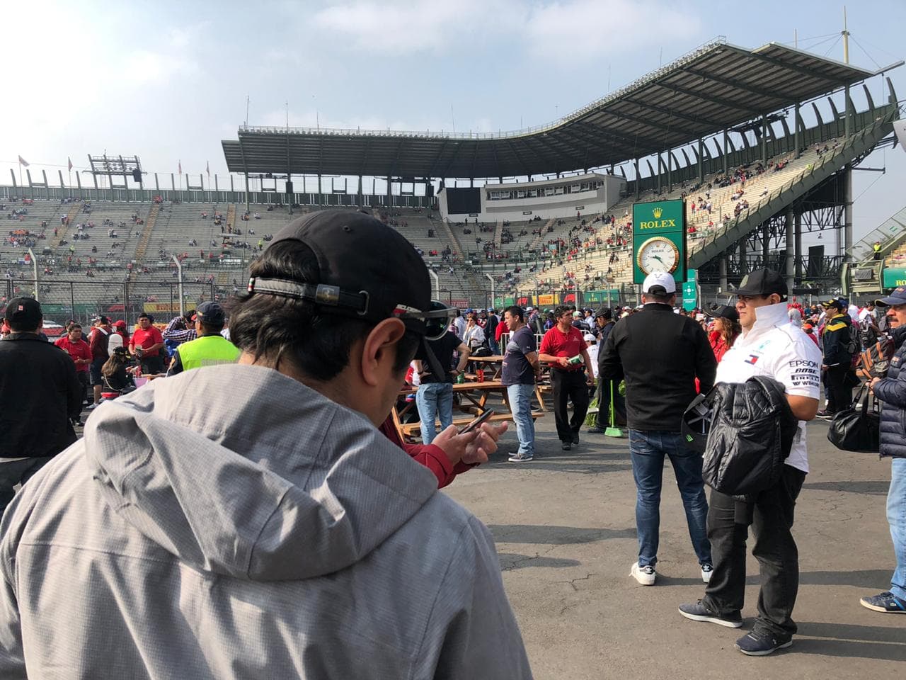 Aficionados conviven en familia previo al inicio de la Fórmula 1 en el Autódromo Hermanos Rodríguez.