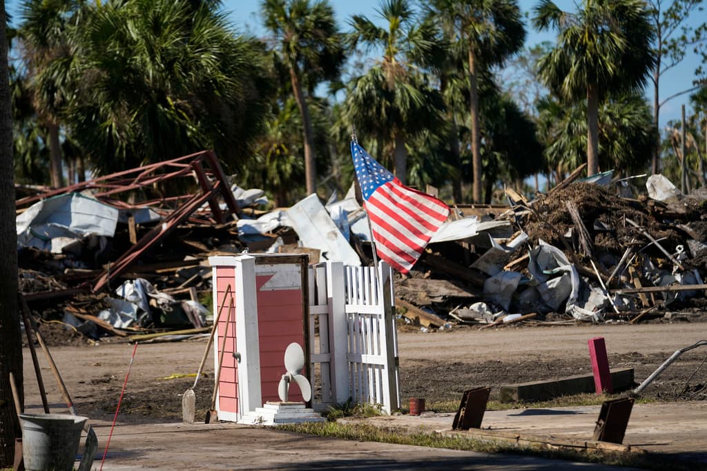 Los vecinos de Jena, en el condado Dixie, de Florida, alzaron la bandera de los Estados Unidos frente los escombros que dejó el huracán Helene. Inspirados en la resilencia de la nación, estos vecinos intentaban avanzar en su recuperación.