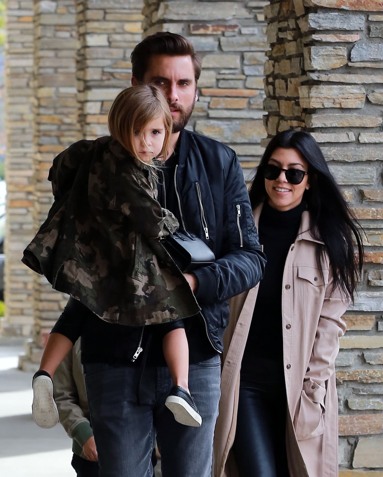 Ella sonreía a las cámaras que los captaban.