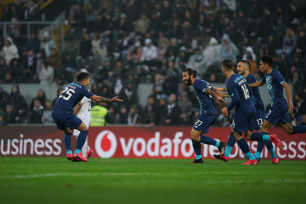 Fue hasta que el director técnico del Porto dejó que el jugador abandonara el campo.