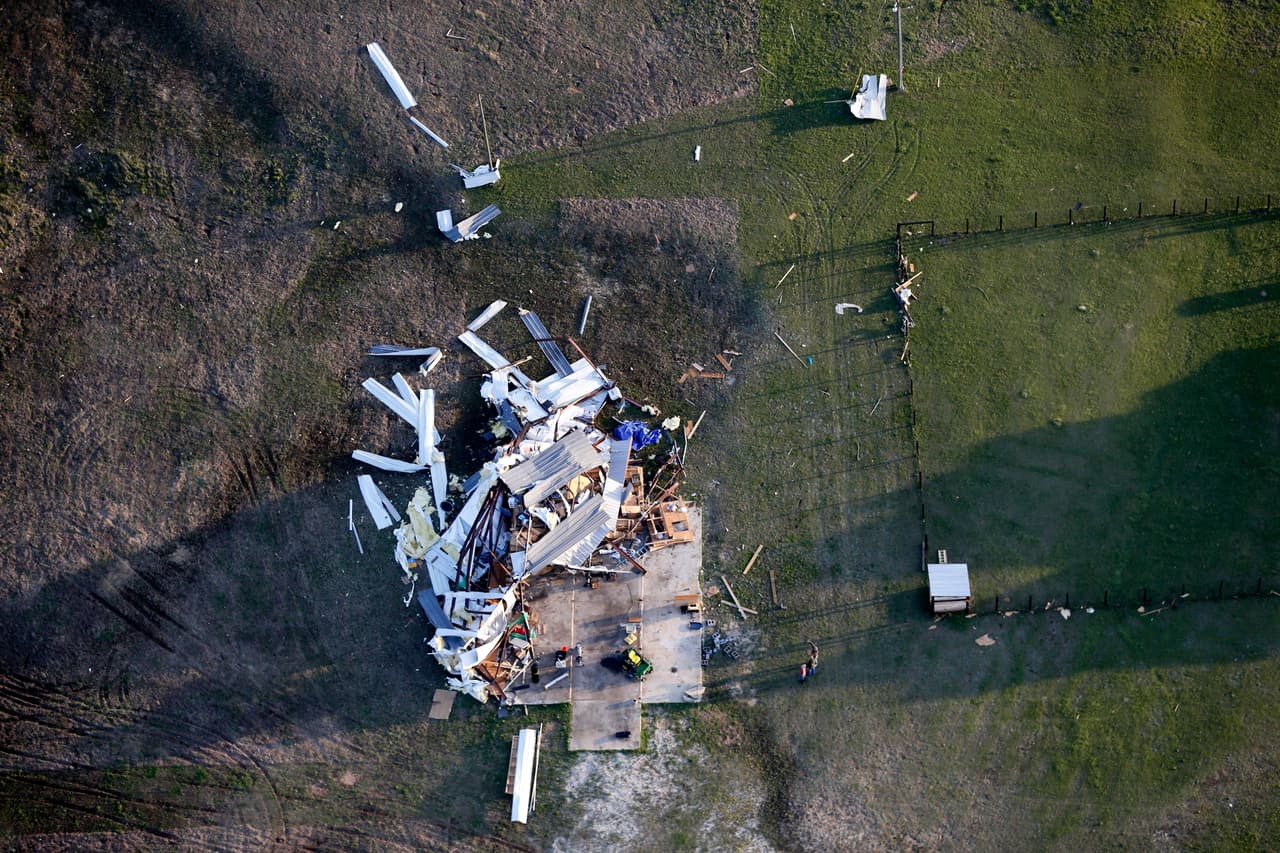 Las autoridades buscan a cerca de una decena de personas que continúan desaparecidas tras la oleada de tornados más letal registrada en EEUU desde 2013.