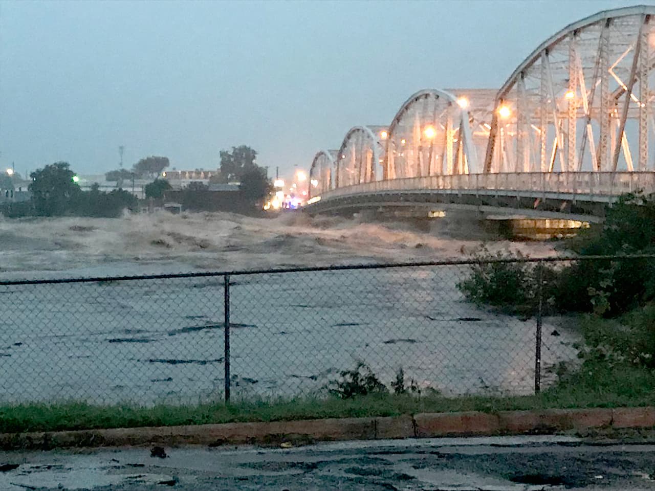 Anticipan inundaciones graves por crecida del río San Jacinto en barrios al NE de Houston