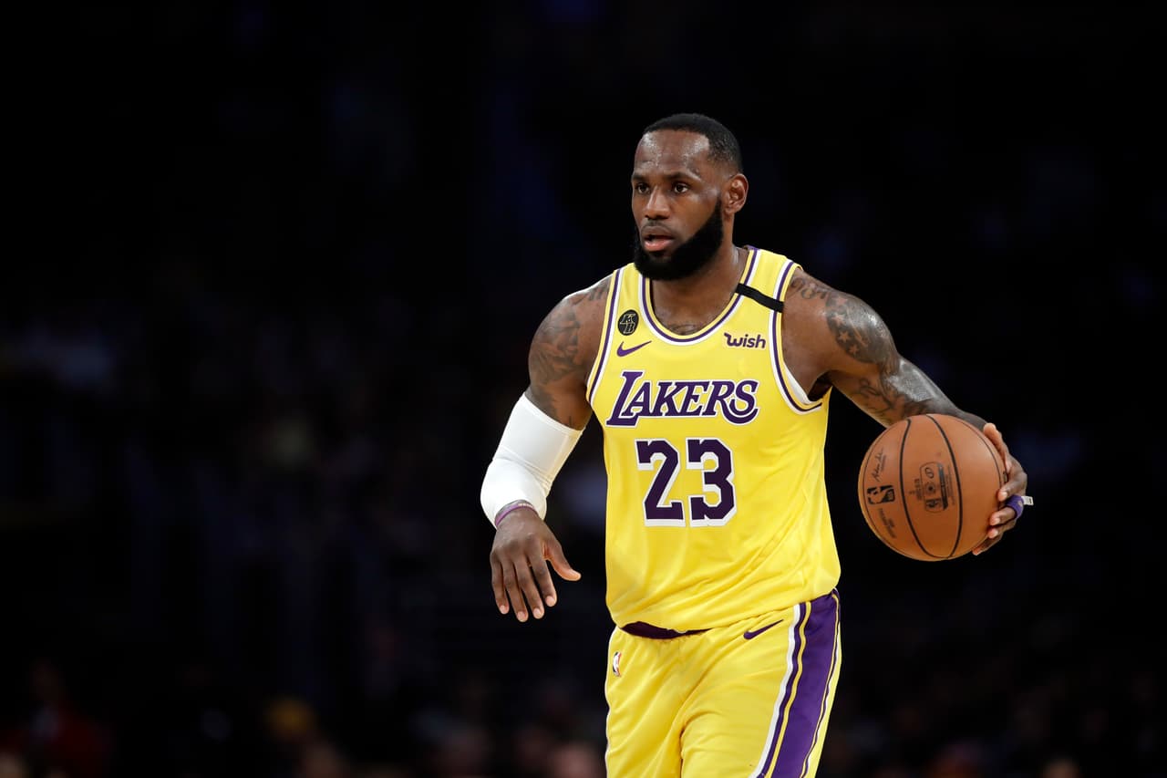 LeBron James, considerado el mejor jugador de la actualidad, se destaca por sus números, habilidades y carisma que en un acto de autoresponsabilidad lo llevó a crear el programa “I promise” donde ofrece educación a 240 niños necesitados.