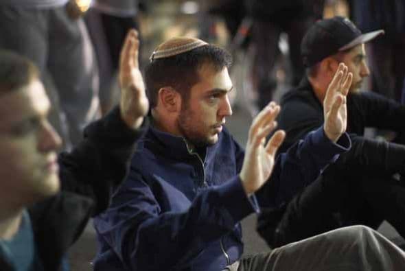 14 DE AGOSTO: El gobernador de Misuri, Jay Nixon, pone a la Patrulla de Autopistas al frente de la seguridad en Ferguson tras cinco días de violentas protestas. 15 DE AGOSTO: El jefe de la Policía de Ferguson, Tom Jackson, identifica a Wilson como el autor de los disparos contra Brown y difunde un video de un robo a mano armada en una tienda. Después aclara que el robo no está relacionado con la muerte de Brown. Con la información de Univision.com